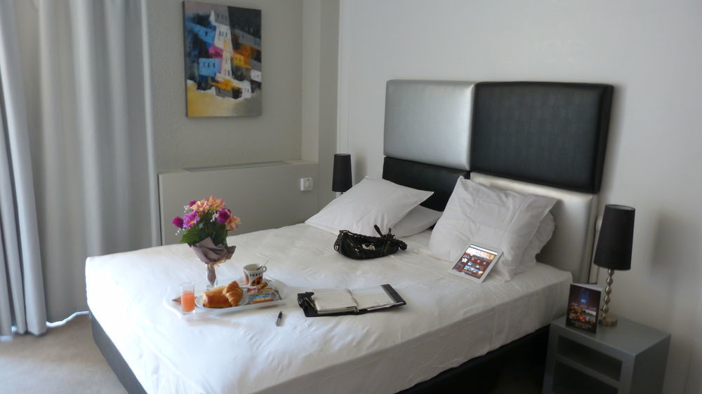 Yes Hotel Авиньон Екстериор снимка